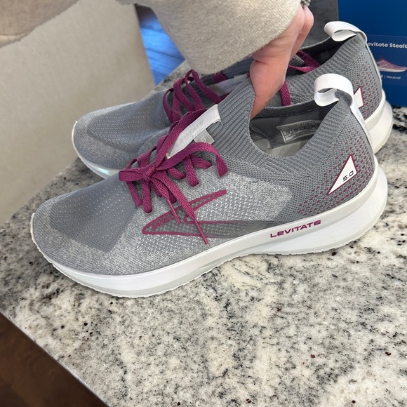 Brooks Levitate Women's Sneakers - Gray and Pink - Picture 4 of 9